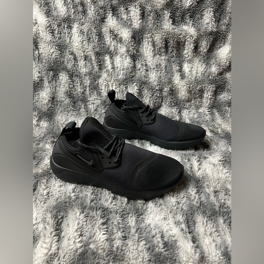 261: Nike Womens Lunarcharge Essential